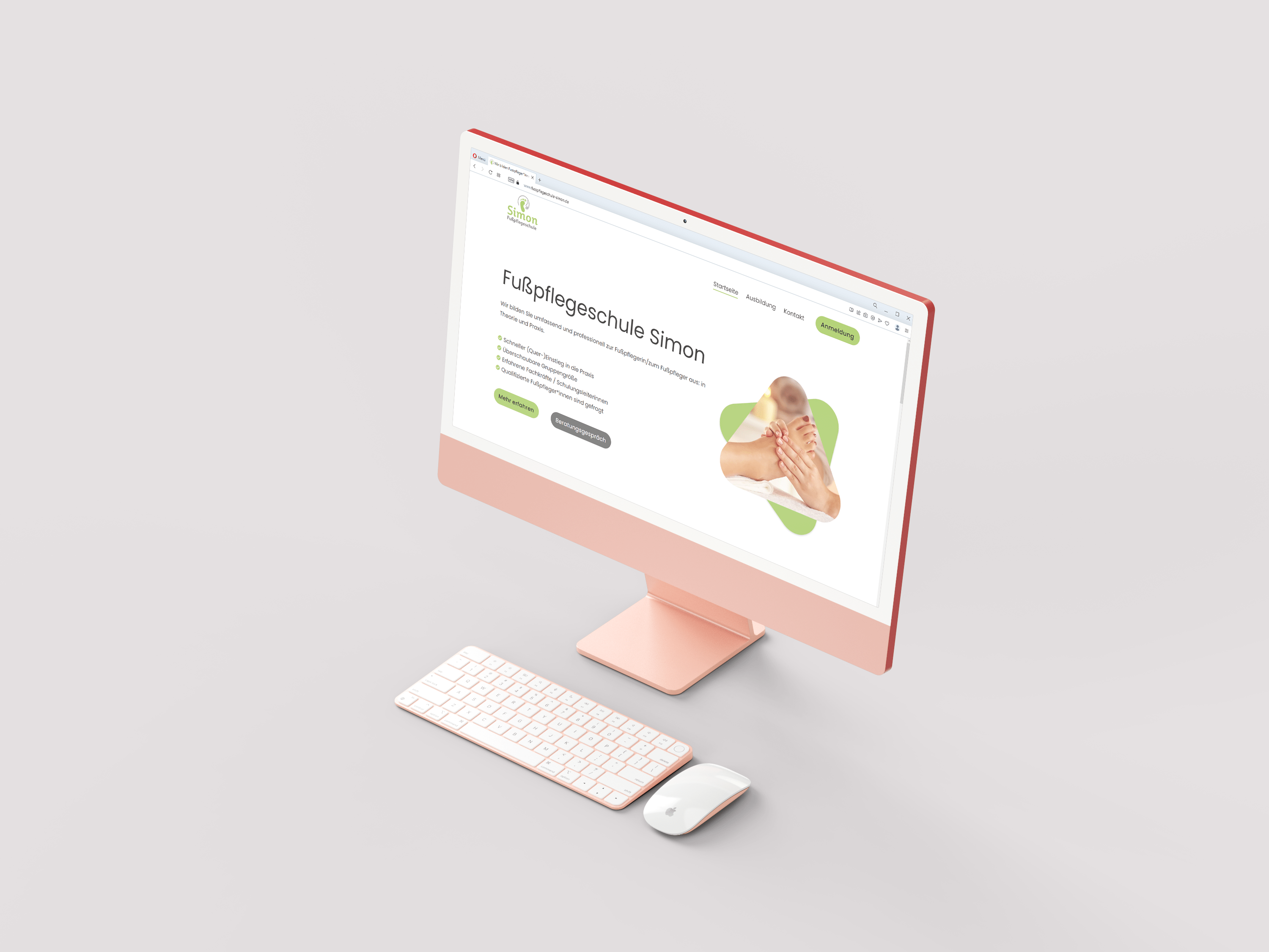 Ein Apple Desktop PC, auf dem die Website von Fußpflegeschule Simon angezeigt wird.