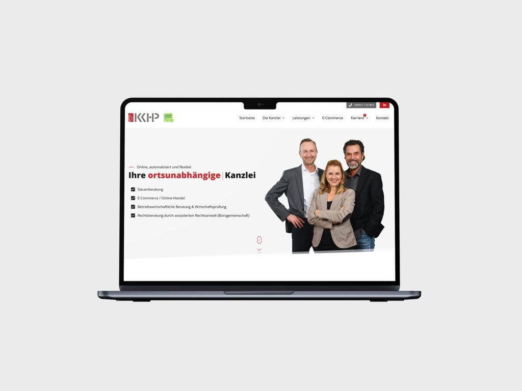 Ein aufgeklappter Laptop, auf dem die Internetseite von Steuerberatung KKHP zu sehen ist.
