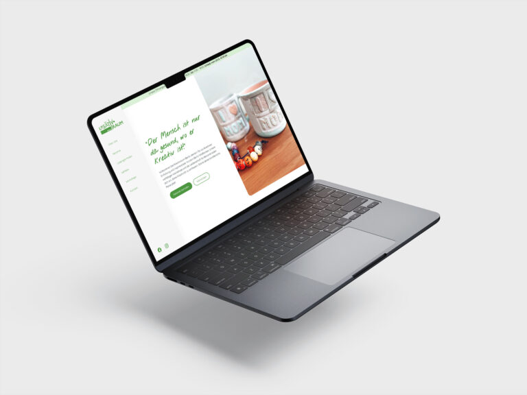 Ein aufgeklappter Laptop, auf dem die Internetseite von Kreativ Raum Berlin zu sehen ist.