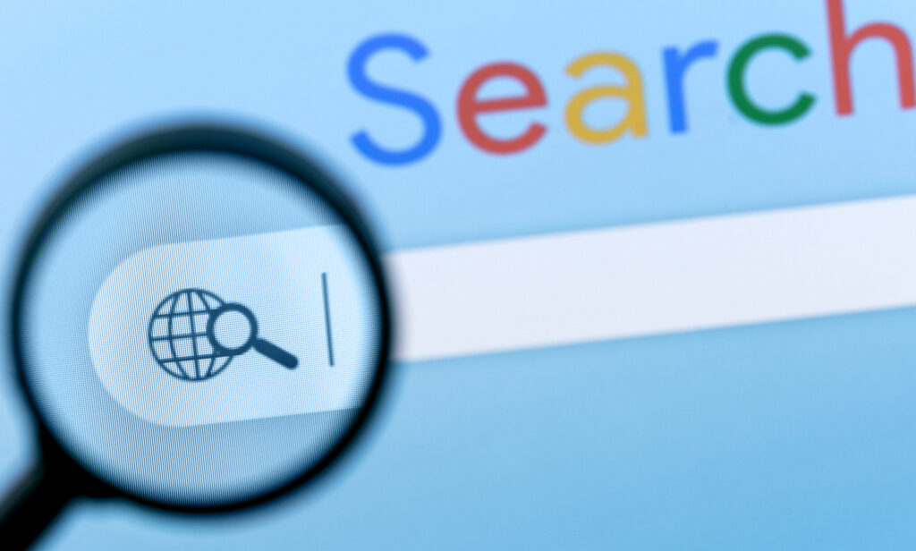Internet-Suchleiste im Browser mit Lupe auf dem Computerbildschirm.