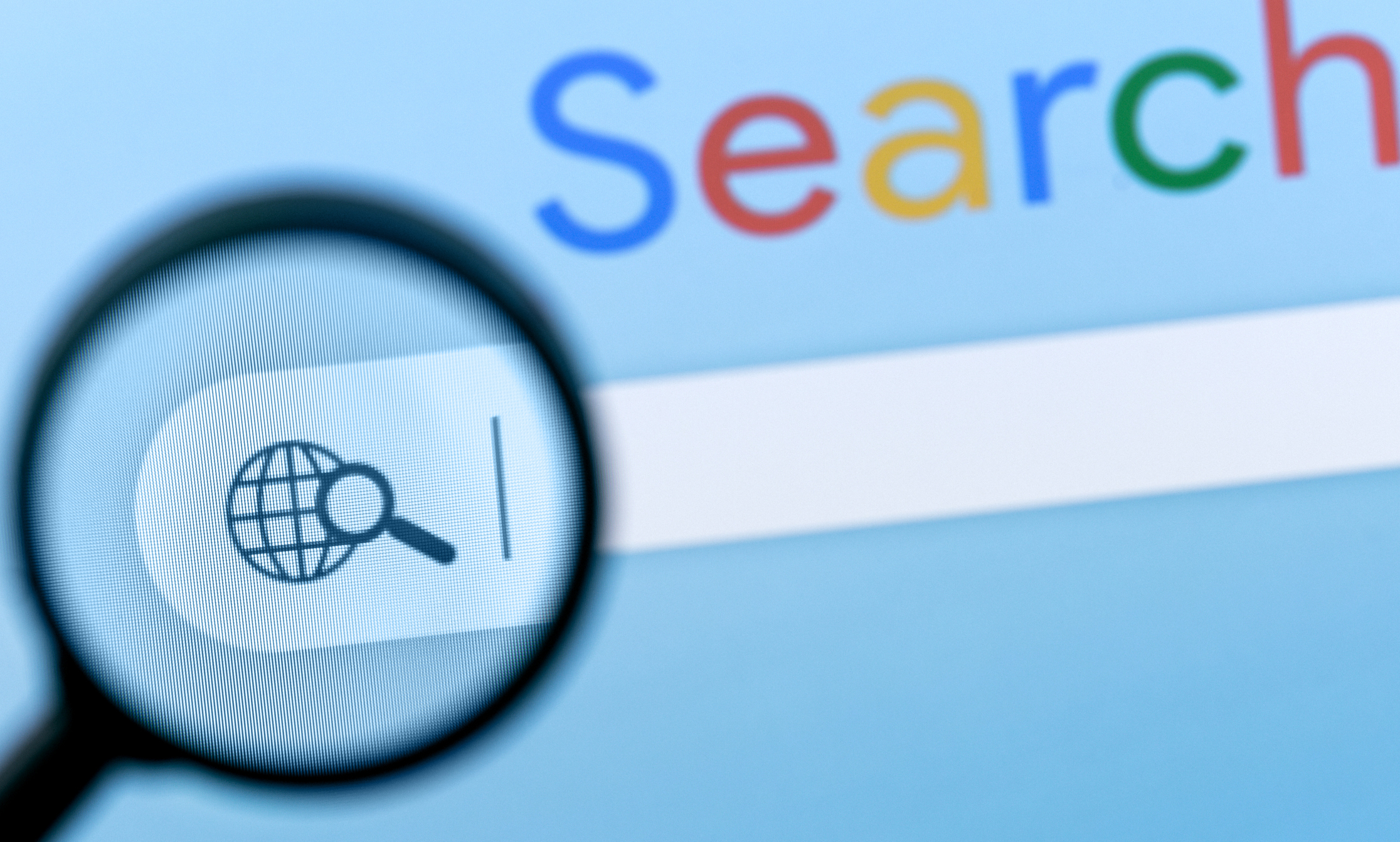 Internet-Suchleiste im Browser mit Lupe auf dem Computerbildschirm.