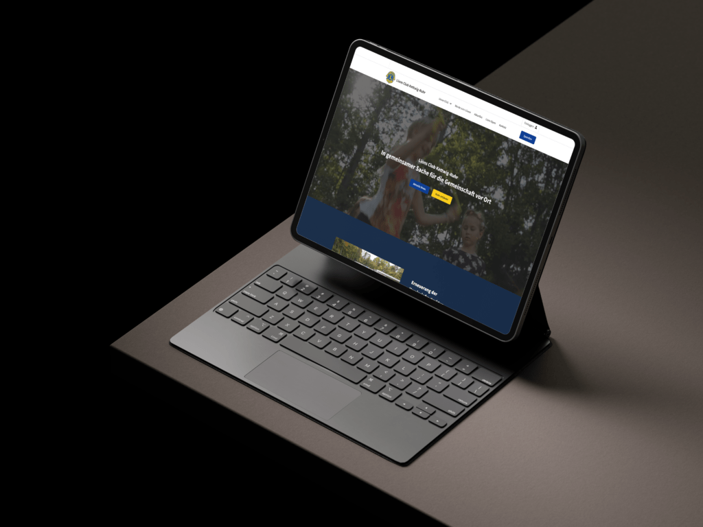 Ein aufgeklappter Laptop, auf dem die Internetseite von Lionsclub Kettwig zu sehen ist.